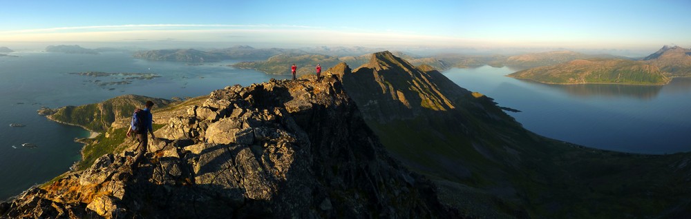 Beginning of the traverse from the top of Vengsøytinden