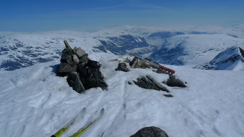 Toppvarden og trig-merket på Brenibba. Utsikt mot Jotunheimen i SV. 