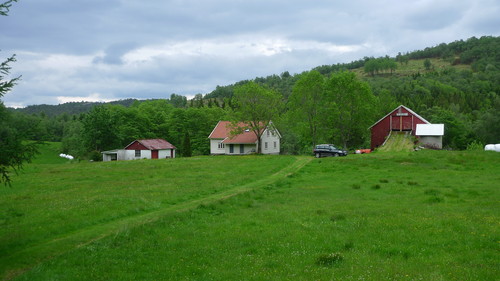 Parkerte på Seltveit - nydelig men fraflyttet gård