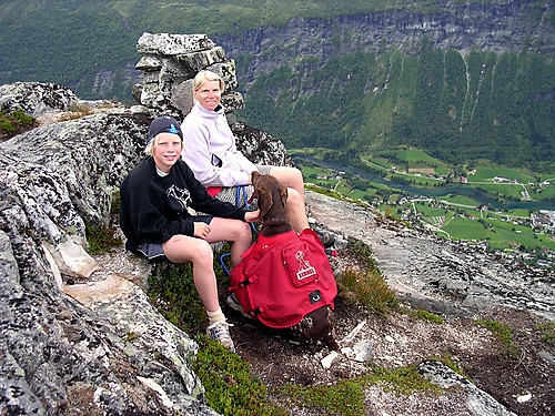 Meg, mamma og Frigg like sør for toppen av Gryta med utsikt ned mot Strynedalen.