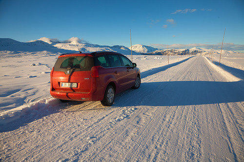 Den nesten helt nye bilen vår på Valdresflya i kveldssola.