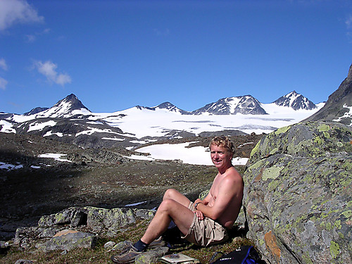 Pappa slækkern i bakken mot Surtningssue fra Memurudalen. Hellstugutindane bak.