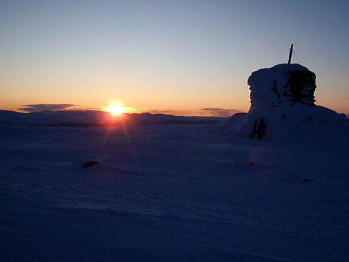 Endelig på toppen, nå kan de siste minuttene av solnedgangen nytes i fred.