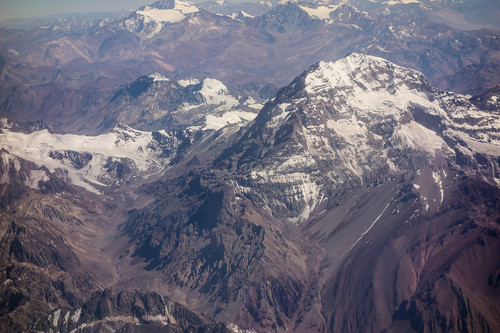 Aconcagua sett fra flyet mellom São Paulo og Santiago. Horconesdalen ses nede til venstre.