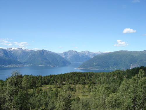 Vangsnesmarka med Sognefjorden, Balestrandsalpene og Kvinnefossen i bakgrunnen.