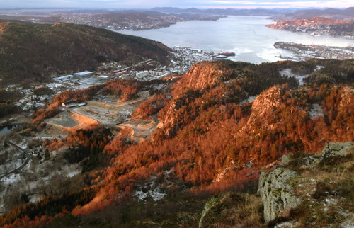 Flotte rødfarger i solnedgangen på nordsiden av Løvstakken