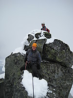 Jostein på toppen. Knut litt under pga stramt tau!