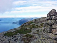 Fra Risnesnipa vestover mot Krakhellenipa i Solund