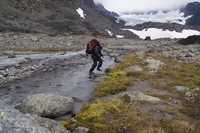 Eivind krysser elven i Leirungsdalen