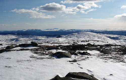 På dagens siste topp ved Fagerfjellet. Gausta og Stornatten ses bak.