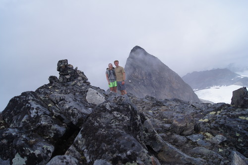 Meg og Sigrid på toppen av Uranostinden S2, 2048 moh