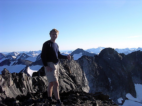 Pappa er lykkelig over å ha nådd dagens høydepunkt - Store Memurutind Østtoppen (2367). En fantastisk fjelltur nærmer seg slutten...