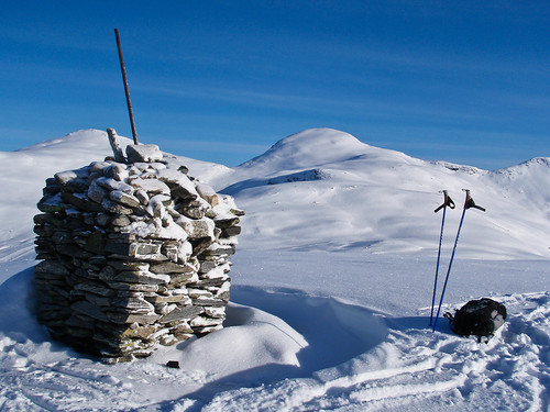 Toppvarden på Gryta en fantastisk påskedag. Bak ses Hestefjellsnibba/Sølvberget og Natakupa (1400).