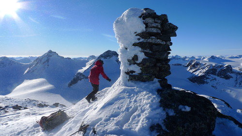 Jan ved varden på Memurutinden V1. Hellstugutindane i bakgrunnen