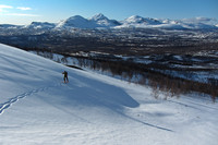 I fjellsida opp mot 796-vannet med Blåtindan i bakgrunnen.