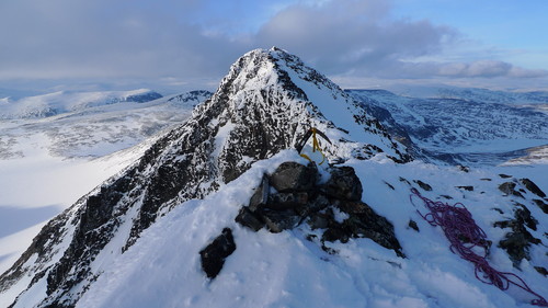 Varden på Trollsteineggje S1 med stortoppen i bakgrunnen i nord