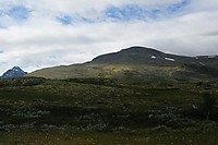 Er på veg opp mot Storelgvasshøe. Ser i retning toppen. Høgronden lurer i bakgrunnen.