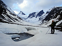 Ringsdalen med Midtre og Store Ringstind som vokter der bak.