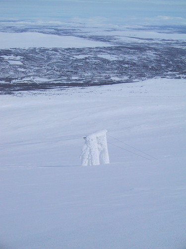 Den avskyelige snømannen? Øverste mast på kraftlinjen opp mot toppen av Gråhøgda. Preget av vinterens snøstormer.