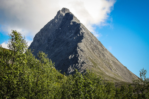 Piggtind ruver opp av terrenget sør i Lyngsalpene.