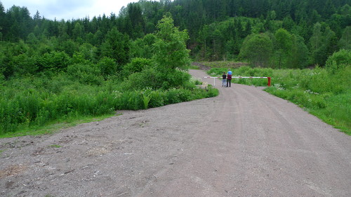 Parkeringslomme og bom på veien mot Bergansvarden