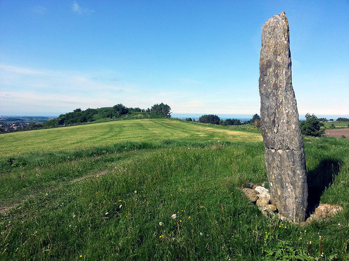 Gresslettene mot toppen. Navnløs obelisk i forgrunnen