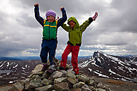 Fornøyde jenter på toppen av Synshorn med Bitihorn i bakgrunnen.