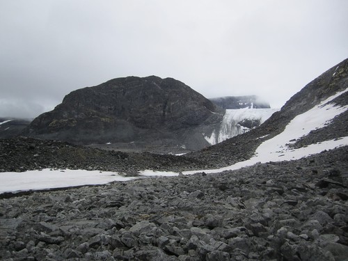 Grotbreahesten fra  nordvest. En aner hvor bratt breen til høyre er, hvor jeg hadde tatt meg ned i venstre kant.