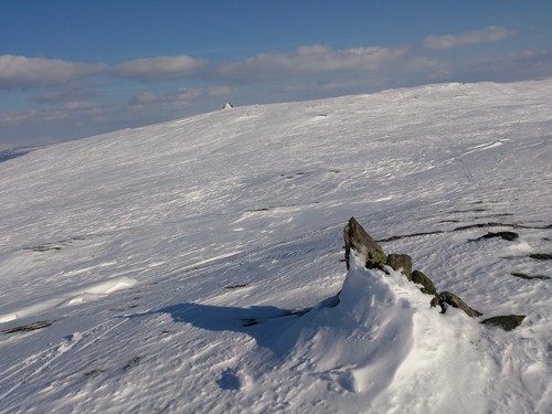 Trekommunersrøysa på Rensfjellet med varden på Rensfjellet i bakgrunnen. ''Trodde jeg! Dette er feil! Denne ligger 100 m for langt SØ''.