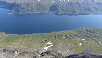 Her ses mer av ravinene nedover de grønne liene mot Bygdin. 