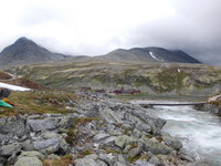 Brua over Kaldbekken.  Rondvassbu i bakgrunnen