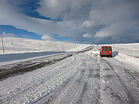 Forholdene på veien opp mot Valdresflye, like ovenfor Rjupa bru 05.11.2010.