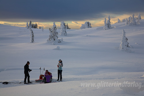 Mens vi hadde pause vasset pappa uti løssnøen og tok dette bildet. Skikkelig utålmodig han altså.