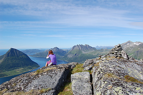 på toppen av Hauglandstinden med utsikt over Aldertinden til venstre og Liatinden midt i bildet.