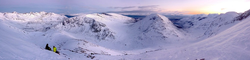 A short scenery-appreciation stop at around 700m on the way up the north-eastern ridge of Durmålstinden. View from north-east-south (left to right of picture)