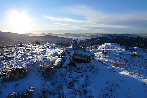 Varden på Vardfjellet i Åsane. Utsikt mot Lyderhorn i det fjerne