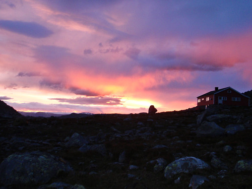 De siste solstrålene fikk vi ved Tindeklubbhytta.