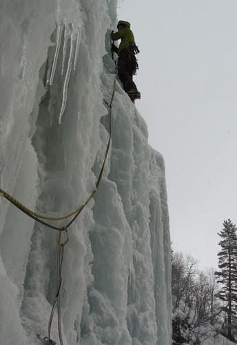 Nils Hermann på siste taulengde opp Indre Haugsfossen (WI4+, 60 meter).