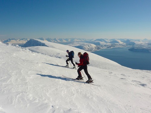 Kamila og Ilona med Lyngsalpene i bakgrunnen