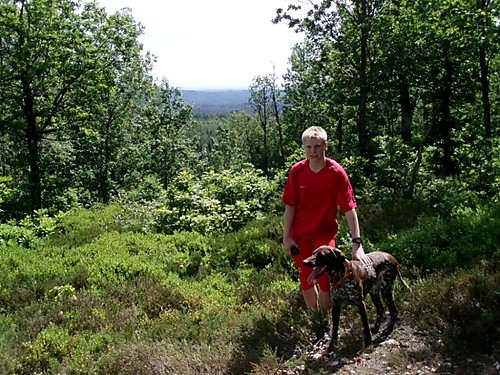 Meg og Frigg på Ansmyrheia med litt utsikt mot havet.