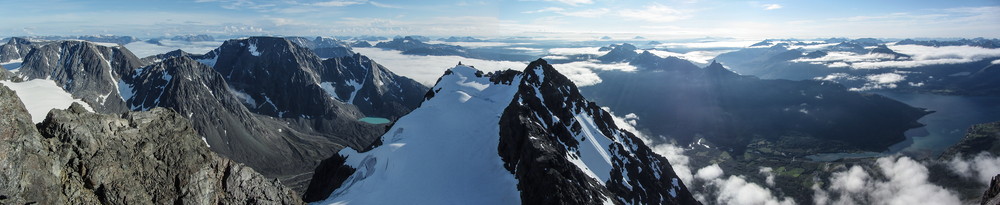 Panorama i sørlig retning med Tomastinden sentralt.