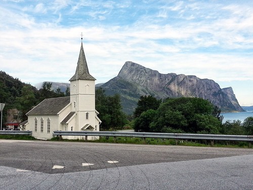 Gygrekjeften og Risnesnipa (til venstre for kirkespiret)