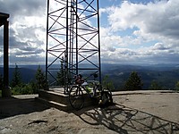 På toppen av Hovdefjell, mot nord. Solhomfjell titter opp bak i horisonten.