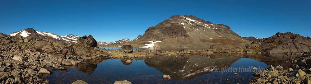 Lite tjern ved Snøhølsvatnet. Snøholstinden i bakgrunnen.