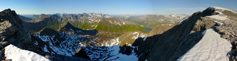 Utsikt mot nordøst-sørøst fra Vasstinden