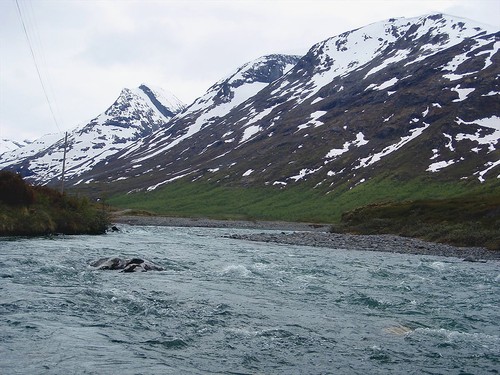 Elven Leira med Skagsnebb og Loftet ruvende over.