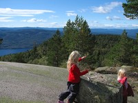 15.09.2012: På toppen av Sirikjerke (635 moh). Utsikt mot SV. Vannet Eikeren ses nede til venstre, drøyt 600 meter lavere.