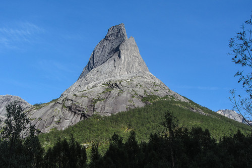 Nasjonalfjellet vårt reiser seg majestetisk opp innerst i Stefjorden. 