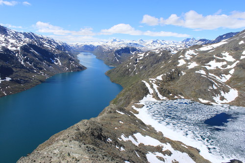 Flott tidlig sommerdag på Besseggen. Gjende til venstre og det fortsatt islagte Bessvatnet til høyre.