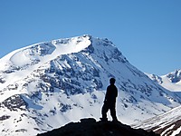 Styggehøe (2213) soler seg, og Bjørn-Even klekker ut noen skumle turplaner.